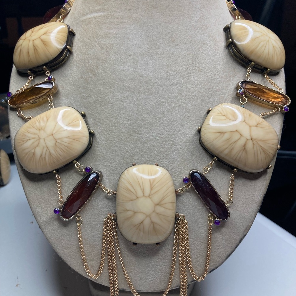 Elegant Cream and Gold Statement Necklace